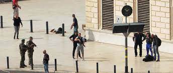 Il a attaqué soudainement les deux femmes, puis a foncé couteau à la main sur une patrouille sentinelle composée de trois militaires, a précisé le ministre de l'intérieur qui s'est rendu sur place. Attaque De Marseille Deux Hommes Arretes A Toulon Relaches Faute De Preuves Le Point