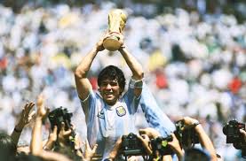 وقاد مارادونا منتخب الارجنتين لاحراز كأس العالم 1986 وحقق نجاحا كلاعب مع اندية في الارجنتين وايطاليا واسبانيا لكنه لم يصل بعد الى مثل هذه النجاحات كمدرب. Ø§Ù„Ù…Ø®ØªØ§Ø± On Twitter Ø­Ù‚Ù‚Øª Ø§Ù„Ø£Ø±Ø¬Ù†ØªÙŠÙ† Ù…ÙˆÙ†Ø¯ÙŠØ§Ù„ 1986 Ø¨Ø·Ø±ÙŠÙ‚Ø© Ù„Ø§ ØªÙ†Ø³Ù‰ ÙˆØ§Ù‚ØªØ±Ù†Øª Ø§Ù„Ø¨Ø·ÙˆÙ„Ø© Ø¨Ø¯ÙŠÙŠØ¬Ùˆ Ø£Ø±Ù…Ø§Ù†Ø¯Ùˆ Ù…Ø§Ø±Ø§Ø¯ÙˆÙ†Ø§ Ù„ÙŠØµÙ Ø§Ù„ÙƒØ«ÙŠØ±ÙˆÙ† Ù‡Ø°Ø§ Ø§Ù„ÙƒØ£Ø³ Ø¨Ø£Ù†Ù‡ ÙŠØ®Øµ Ù…Ø§Ø±Ø§Ø¯ÙˆÙ†Ø§ ÙÙ‚Ø· ÙˆØ£Ù† Ø§Ù„Ø£Ø±Ø¬Ù†ØªÙŠÙ† ÙˆÙ‚ØªÙ‡Ø§ ÙƒØ§Ù† ÙØ±ÙŠÙ‚ Ø§Ù„Ù†Ø¬Ù… Ø§Ù„Ø£ÙˆØ­Ø¯ Ø£Ùˆ ÙÙŠÙ…Ø§ Ø¨Ø¹Ø±Ù Ø¨Ø§Ù„Ù€ One Man Show Ù„ÙƒÙ† Ù‡Ø°Ø§ ØºÙŠØ± Ø­Ù‚ÙŠÙ‚ÙŠ ÙˆØ¬Ù‡Ø© Ù†Ø¸Ø±ÙŠ