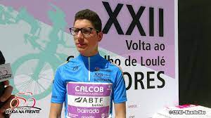 Он играет на позиции опорный. Loule Apoia O Ciclista Joao Almeida