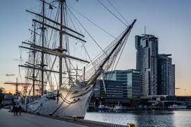 Gdyně je město na severu polska v pomořském vojvodství na břehu baltského moře. Die Dreistadt Gdansk Sopot Gdynia