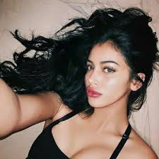 Ella Vasquez 🥑 (@ellanazaria)