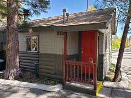 Guests staying at embers lodge and cabins have access to a picnic area and barbecue grills. Big Bear Frontier Rentals Big Bear Lake