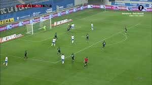 Reagy ofosu from universitatea craiova tries to score from outside the penalty box. Stop Joc La Craiova Poenaru Si Clinceni Pun Capat Seriei Bune A Echipei Lui Bergodi Aici Tot Ce S A Intamplat In Universitatea Craiova 0 1 Academica Clinceni Sport Ro