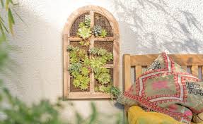 Hubsche Diy Idee Mit Diesem Bepflanzten Fensterrahmen Holen Sie Sich Die Natur Einfach Dahin Wohin Sie Woll In 2020 Pflanzenwand Fensterrahmen Gartengestaltung Ideen