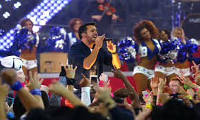 The country star kicked off the show with a rendition of his single, heaven, followed by a soulful performance of his unifying track, worldwide beautiful alongside an orchestra and choir. Watch Luke Bryan Performs For 2015 Dallas Cowboys Thanksgiving Halftime Special