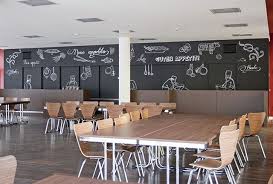 Raumgrafik Und Beschriftung Der Mensa Ziehenschule Frankfurt Am Main Cafeteria Design Auditorium Design Mensa