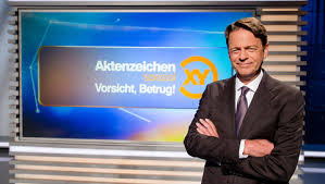Erst ab ungefähr 2002 setzte aktenzeichen xy zunehmend auf neue regisseure und eine hochwertigere, oft künstlerische und stark emotionalisierende filmische umsetzung. Aktenzeichen Xy Spezial Vorsicht Betrug Tv Magazine 2016 2021 Crew United