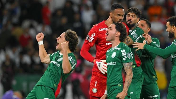 Palmeiras leva virada da LDU, mas avan&ccedil;a nos p&ecirc;naltis da Libertadores