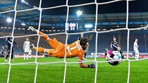 Mit seinen insgesamt 14 bisher erzielten toren ist lewandowski rekordhalter cristiano ronaldo auf den fersen. Tor Fur Tor Wie Lewandowski Die Klaus Fischer Marke Ubertraf Bundesliga Bildergalerie Kicker