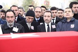 Akhisar maçından sonra otobüsteyken halil arkadaşımızı, alkollü taraftarlar önünü kesip otobüsü durdurduğunu gördüm. Sehit Ramazan Suslu Ebediyete Ugurlandi