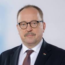 Kövér lászló és ákos idióta megszólalása, mert azt a tényt nem veszik figyelembe, hogy a nő szüljön mániájuk mellett ma magyarországon több. Vihart Kavart A Fidesz Szellemi Hatorszagaban Nemeth Zsolt Nyilatkozata Pesti Hirlap