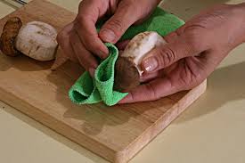 Pulizia dei funghi porcini con un coltellino affilato, rimuovere le tracce di terriccio e le impurità partendo dalla estremità del gambo, avendo cura di rimuovere meno polpa possibile. Come Pulire I Funghi Porcini Tutti A Tavola Con Cinzia
