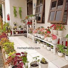 Menikmati pagi atau pun sore sambil ngeteh memang sangat enak dilakukan di. 6 Trik Menata Taman Minimalis Di Teras Rumah Yang Sempit Tapi Cantik Homeshabby Com Design Home Plans Home Decorating And Int Di 2021 Desain Teras Teras Minimalis