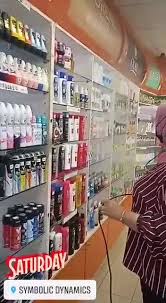 Kedai gunting rambut ini dimiliki oleh joe flizzow, seorang bekas anggota kumpulan hip hop yang terkenal di malaysia, iaitu too phat. Tak Mungkin No 8 Jalan Sulong Parit Sulong Batu Pahat 2021