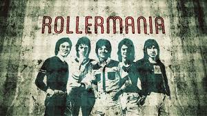 În acest moment, fanii bay city roller aveau un stil de îmbrăcăminte complet distinctiv, cu pantaloni tartan până la vițel și eșarfe tartan. Bay City Rollers The Boy Band That Turned The World Tartan Bbc News