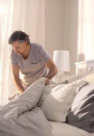 Ein Mann Arrangiert Eine Ikea Bettdecke Und Ikea Kopfkissen Im Morgenlicht Mattress Ikea Sheets