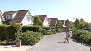 Bekijk dit park en de luxe recreatiewoningen. Roompot Vakanties Sfeerimpressie Buitenhof Domburg Youtube