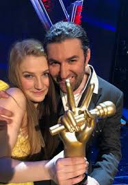 Citeste mai multe despre vocea romaniei castigator 2019 dragos moldovean castiga vocea romaniei dragos moldovean tudor chirila spital tudor chirila. Ana Munteanu Vocea Romaniei Smiley Prima ReacÅ£ie Dcnews