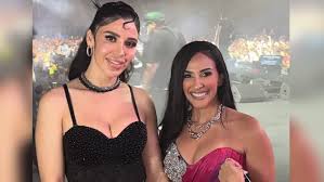 Emma Coronel hace una inesperada aparición en el escenario de un festival de música mexicana en Los Ángeles