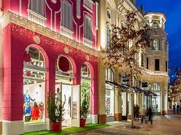 Decine di negozi soddisfano ogni esigenza, dalla moda per uomo, donna e bambino a lingerie. Fidenza Village Apre La Boutique Temporanea Dedicata Ai Nuovi Talenti Dove L Abito E Eco Sostenibile Corriere It