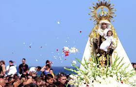 En la comunidad campesina de san sebastián de sacraca, distrito de lampa, provincia paucar del sara sara departamento de ayacucho en perú, celebran a la virgen de los desamparados y al niño amparo del 31 de agosto al 5 de septiembre como homenaje a. Virgen Del Carmen La Advocacion Mariana Mas Popular De Venezuela Historia Y Oracion Que Pasa