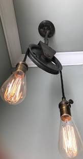 Der herr erblickte, wie eine alte dicke dame mit einem schweren koffer in seinen waggon eistieg. Im Verkauf Riemenscheibe Lampe Schwere Industrielle Eisen Etsy Gluhbirne Lampe Grosse Gluhbirne