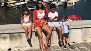 Mit ihm hat sie vier kinder, kourtney, kim, khloé und robert jr. So Speckte Kourtney Kardashian Nach Den Geburten Wieder Ab Promiflash De