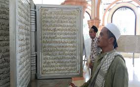 Dan diantara dua jenis kesusahan adalah tidak tentramnya kehidupan keluarga serta kekurangan harta. Rahasia Keistimewaan 2 Ayat Terakhir Surat At Taubah Bagian 1