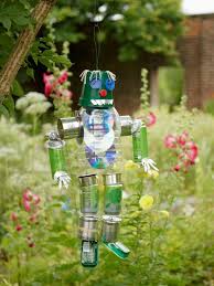 Gartendekorationen Ideen Die Fur Eine Heitere Stimmung Im Garten Sorgen Gartendekoration Basteln Mit Flaschen Garten Recycling
