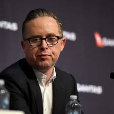 Qantas warns of new economic crisis if borders don't open soon