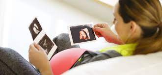 Lange bevor babys im bauch die stimme ihrer mutter hören, fühlen sie diese. Was Hort Der Fotus Im Mutterleib Baby Und Familie