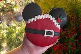 Disneyland Christmas Desserts 2021 Our Guide To The Disneyland Christmas Food And Yummiest Holiday Treats
