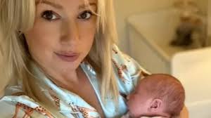 Couple help woman give birth