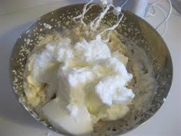 Per albumi a neve si intende degli albumi che sono stati sbattuti per un paio di minuti con lo sbattitore elettrico o a mano con le fruste da cucina, fino ad ottenere una consistenza morbida come la neve. Aggiungere Gli Albumi Montati A Neve E Mescolare