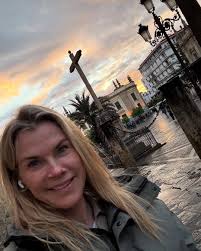 Hello fans if you really love me Can i get a love stickers from you guys ❤