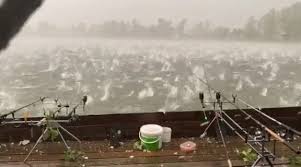 Több, mint negyed órán keresztül esett a jégeső tegnap a kora esti órákban gyöngyösön. Elet Stilus Video Mint A Szonyegbombazas Olyan Volt A Tegnapi Jegeso Hvg Hu