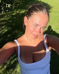 Claudia Sampson's Instagram, Twitter & Facebook