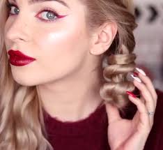 Agognati da coloro che li hanno lisci e spesso detestati da coloro che li hanno naturalmente ricci, saranno una tendenza anche per il 2020. Capelli Ricci Senza Ferro Come Fare Le Foto E I Prodotti Per Onde E Boccoli