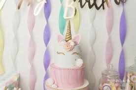 Le Premier Anniversaire D Eve Sur Le Theme Licorne En Pastel Et Dore Joli Baby