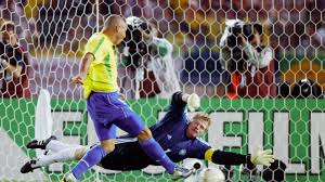 La passione calcistica coinvolge migliaia di ragazzini fin da tenera età, il brasile risulta essere il paese dove il calcio è più popolare nel mondo. Finali Mondiali Yokohama 2002 Brasile Germania 2 0 Kahn Bastonato
