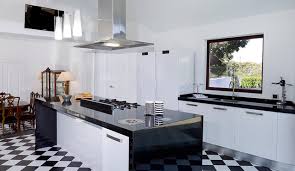 Escapar rosa cocina encontrando todas las pistas y objetos cuidadosamente escond. El Juego Del Blanco Y Negro En Una Cocina Contemporaneo Cocina Otras Zonas De Cocinas Com