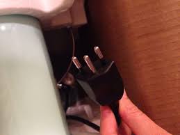 Coup De Jus En Debranchant Une Prise Electricite Linternaute Com