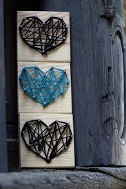 Das wichtigste bei der fadengrafik ist natürlich die art und weise, wie sie nun mit nadel und faden die punkte durchnähen. Diy Fadenbild Mit Nageln String Art The Inspiring Life
