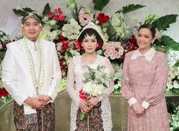 Ia adalah mantan suami angelina sondakh yang juga merupakan mantan penyidik reserse polri. Go Public Setelah Menikah 9 Kemesraan Tata Janeeta Raden Brotoseno