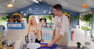 Haal de bodem uit de vorm en leg hem op het bakpapier. De Bakkende Mannen Gaan Aan Kop Bij Heel Holland Bakt Koken Eten Ad Nl