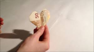Schneiden sie sich ein stück papier in der gleichen größe wie der geldschein, die sie verschenken möchten und machen sie probeversuche bis sie zufrieden mit dem. Ein Herz Aus Einem Geldschein 50 Euro Schein Falten Anleitung Youtube