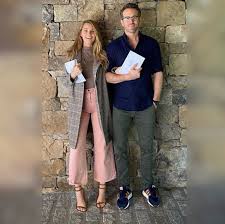 Blake lively ретвитнул(а) young center for immigrant children's rights. Foto Von Blake Lively Hat Bizarren Bearbeitungsfehler
