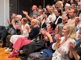 HU/SR) Tegnap este nagyszerű hangulatban telt a Tomi Janežič által  rendezett 1981 c. előadás bemutatója. Egy igazán különleges est volt! 💫 —  Premijera predstave 1981, u režiji Tomija Janežiča održana je sinoć