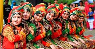 Gambar pola lantai lingkaran gambar pola lantai horizontal gambarkan macam macam pola lantai garis lurus gambar pola lantai zig zag gambar berikut merupakan bentuk pola lantai gambar pola lantai segi lima sebutkan tari daerah yang memiliki pola lantai. Materi Lengkap Kurikulum 2013 Pola Lantai Tari Saman Vertikal Horizontal Diagonal Garis Melengkung