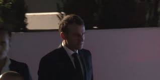 Des gilets jaunes sont accusés d'avoir incendié le bâtiment. Macron Hue Par Des Gilets Jaunes Apres Avoir Visite La Prefecture Incendiee De Haute Loire
